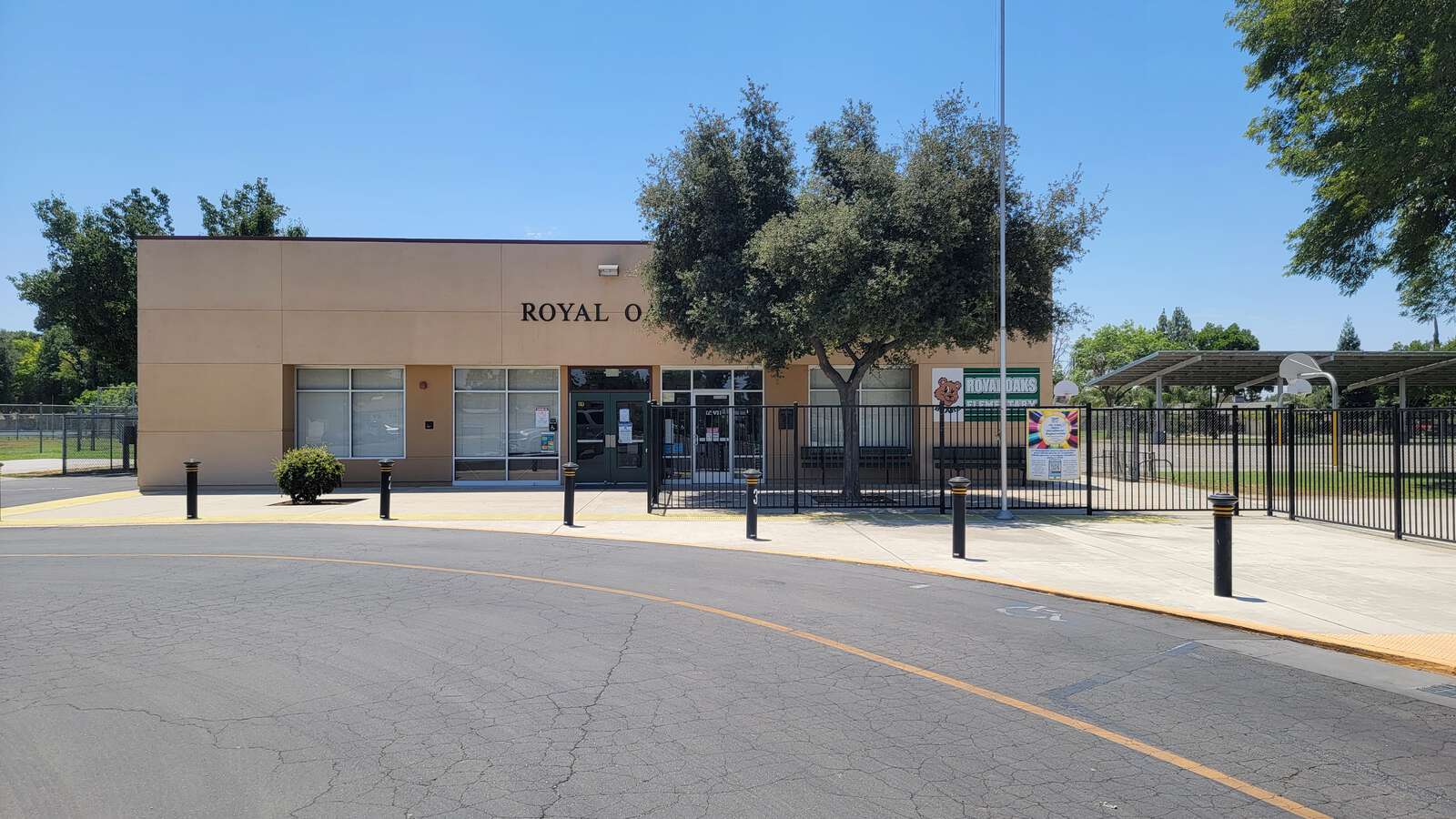 Royal Oaks Elementary School in Visalia California Hero Image