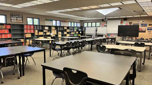 Dartmouth Middle School in Hemet California - Library Slideshow Image 3