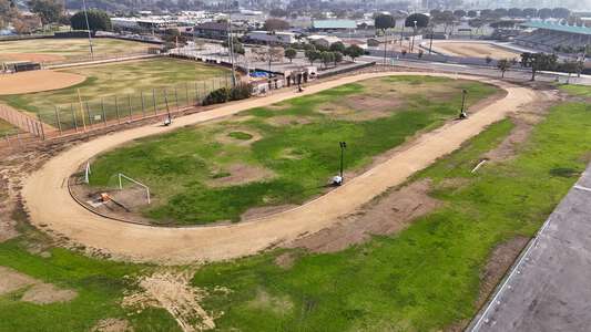 Davis Magnet School (K-6) in Costa Mesa California - Field - Track Slideshow Image 5