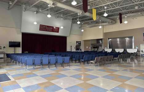 East Valley Middle School in Nampa Idaho - Cafeteria Slideshow Image 1