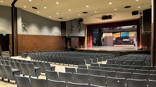 Hood River Valley High School in Hood River Oregon - Bowe Theater Slideshow Image 2