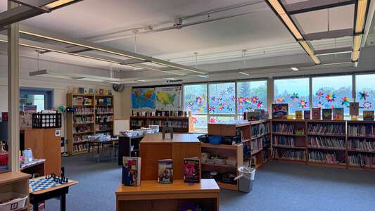 Kennedy Elementary School in Keizer Oregon - Library Slideshow Image 2