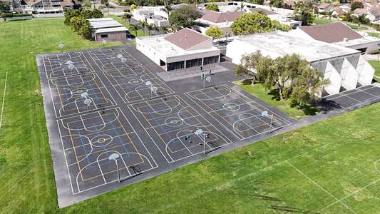 Lakeside Middle School in Irvine California - Outdoor Basketball Courts Slideshow Image 4