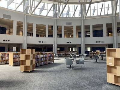 Riverside High School in Tualatin Oregon - Media Center Slideshow Image 2