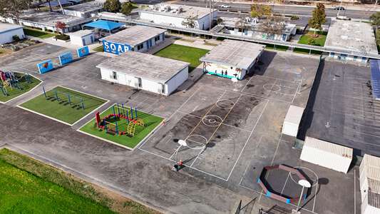 Victoria Elementary School (K-6) in Costa Mesa California - Outdoor Basketball Courts Slideshow Image 3