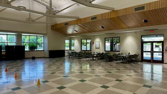 cafeteria (no kitchen) (w/kitchen)